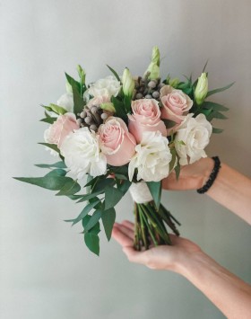 Свадебный букет с розами и эустомой